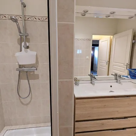 Charentais Spacieux Et Confortable à - Fr-1-653-208 *