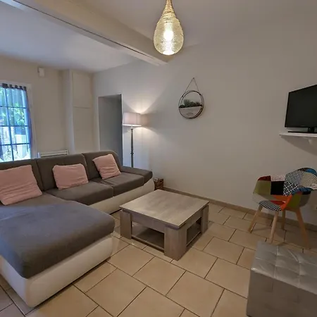 Charentais Spacieux Et Confortable à - Fr-1-653-208 * Vindelle