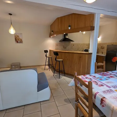 Charentais Spacieux Et Confortable à - Fr-1-653-208 Vindelle